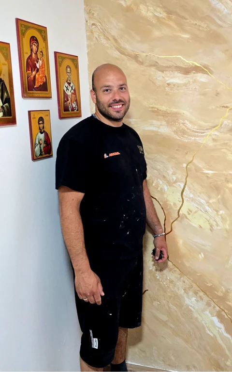 Slavko, osnivač DM Deco Art, pored završenog zida u tehnici Stucco Marmo