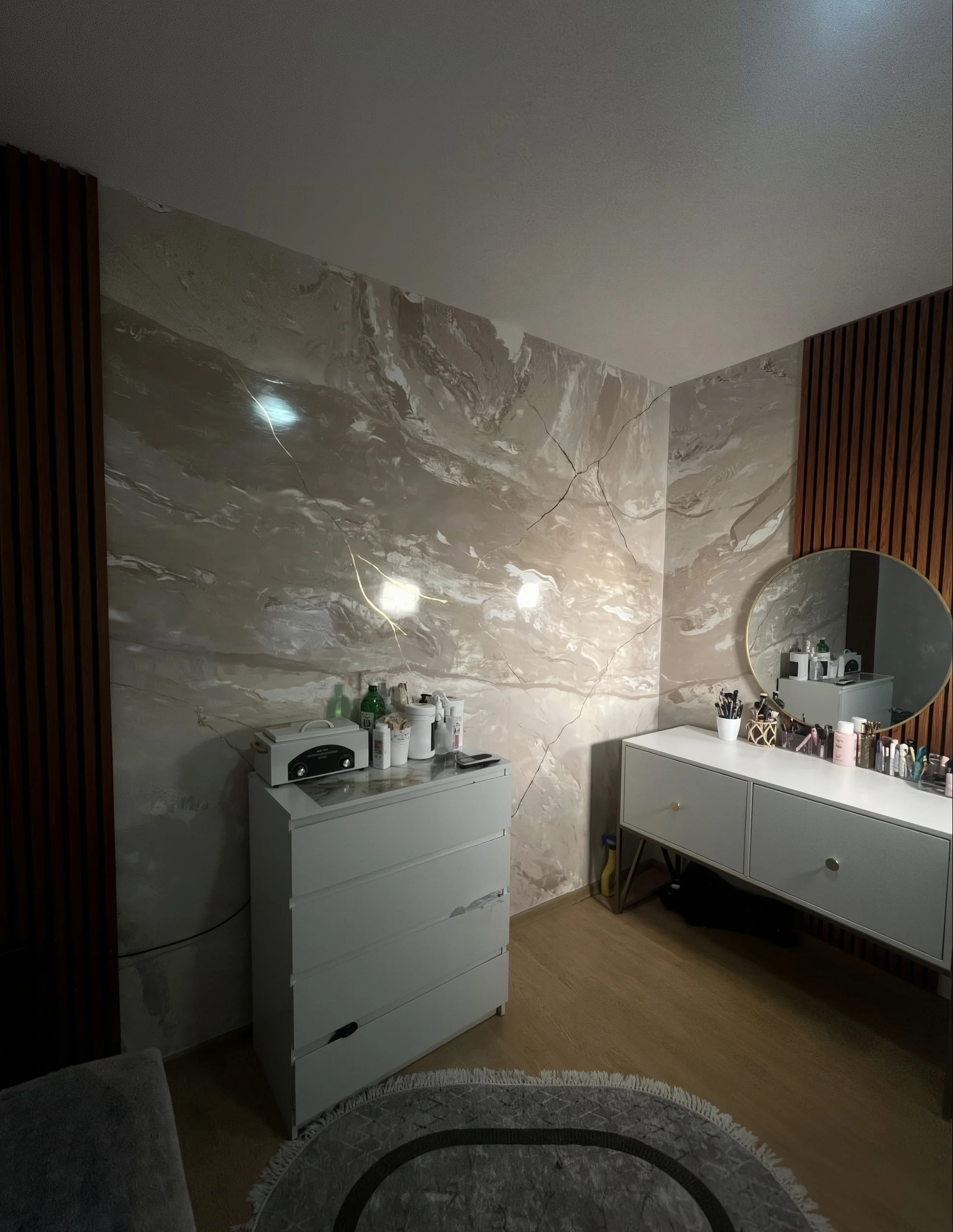 Ugao make-up salona Mina: Stucco Marmo preveden preko dva zida, bez prekida šare na spoju