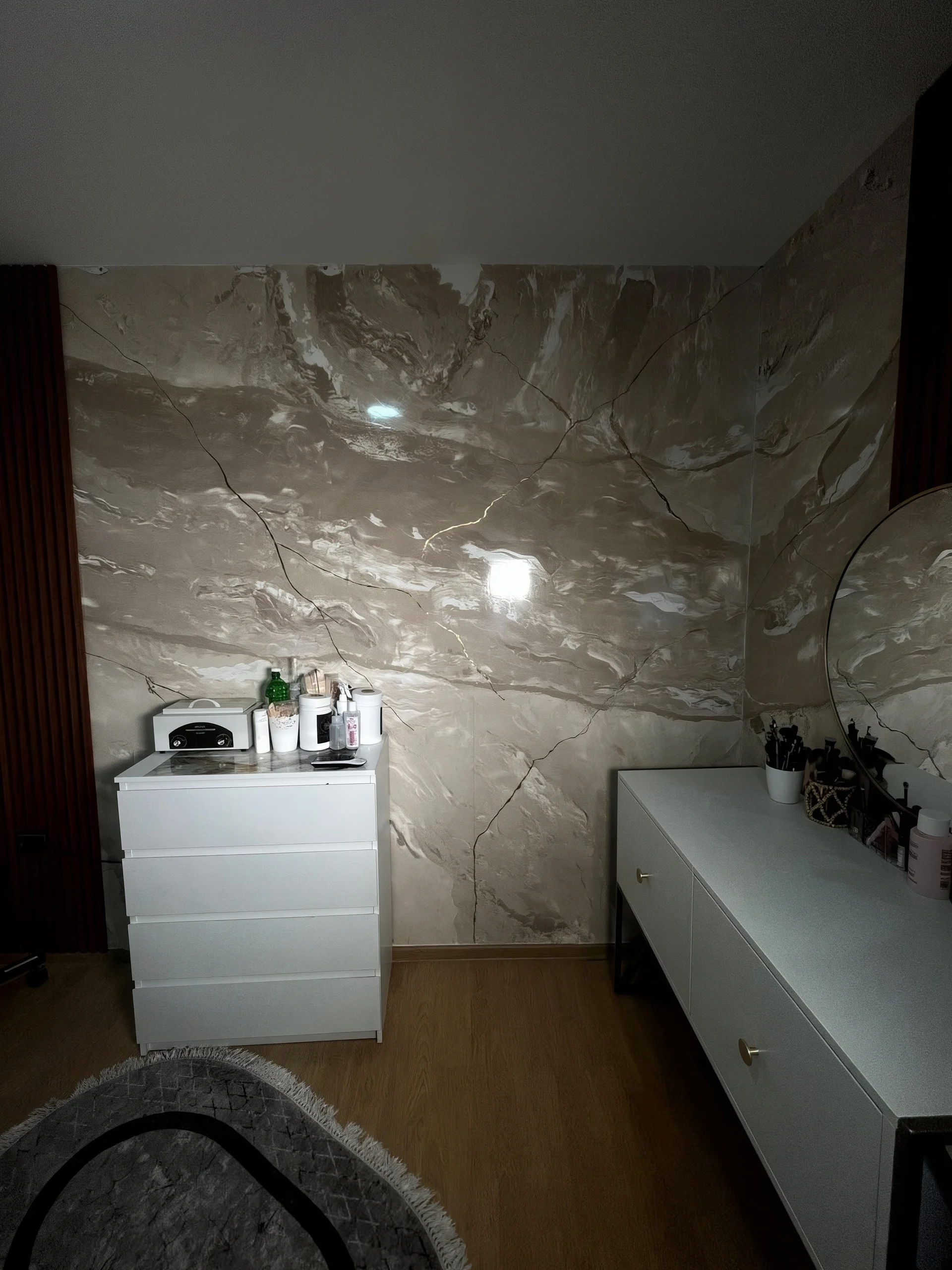 Detalj Stucco Marmo površine u toplom greige tonu, sa belim i tamnim žilanjem uglačanim do sjaja
